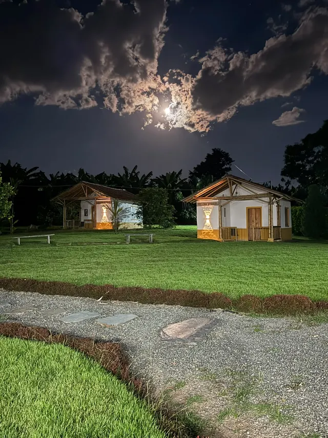 Las dos cabañas bajo la luna