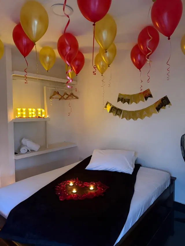 Habitación decorada con globos para una celebración de cumpleaños