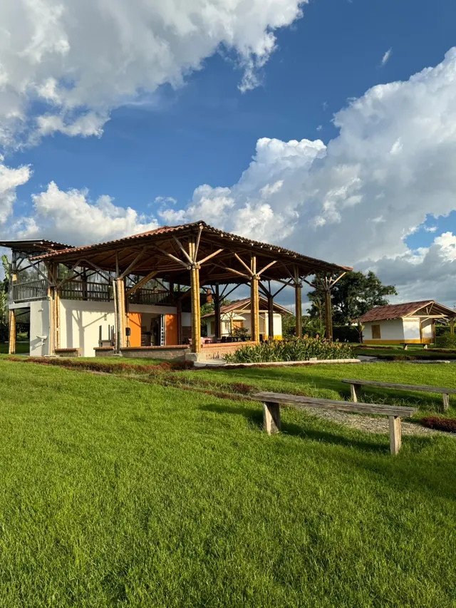 Exterior del salón comedor con techo de madera
