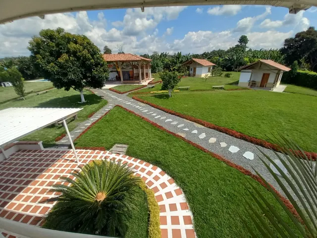 Cabañas, jardines y senderos vistos desde la casa principal