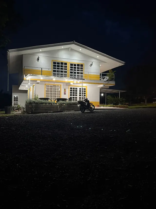 Casa principal iluminada de noche