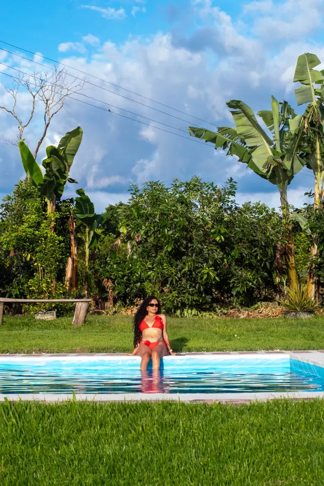 Huésped disfrutando de la piscina en un día soleado