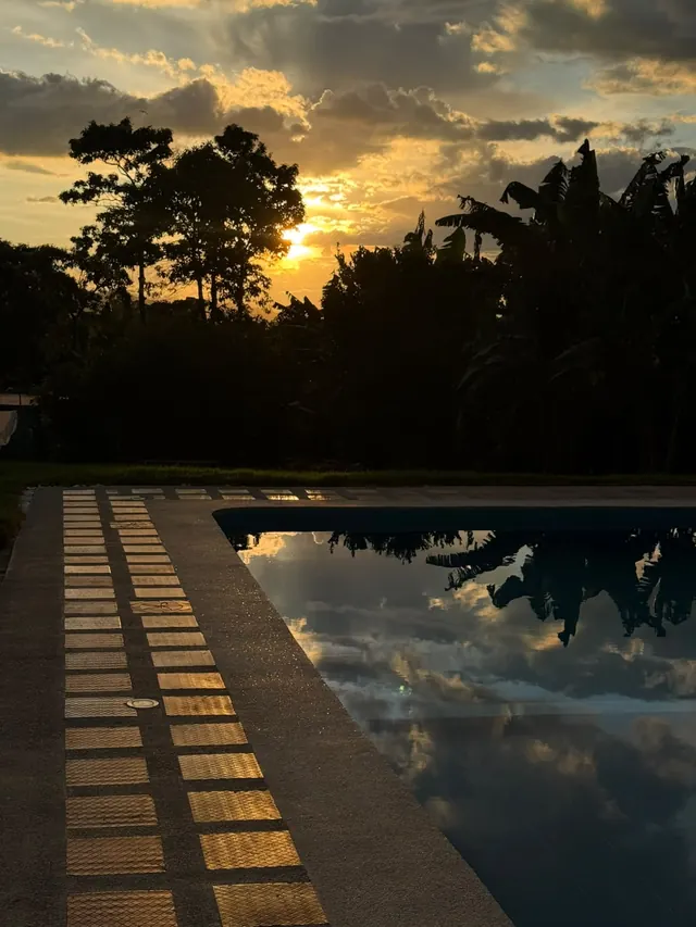 Atardecer reflejado en la piscina